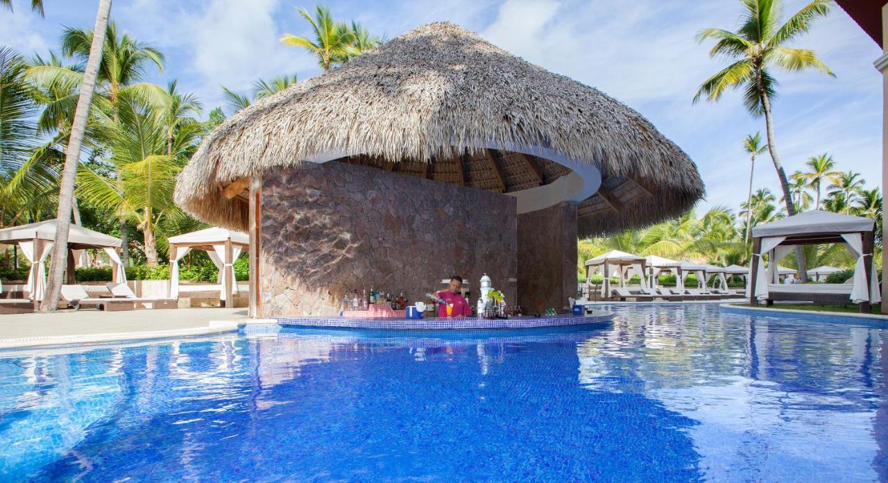 Majestic Colonial Punta Cana (Adults Only) Ngoại thất bức ảnh The swim-up bar at the Grand Palladium Hotel