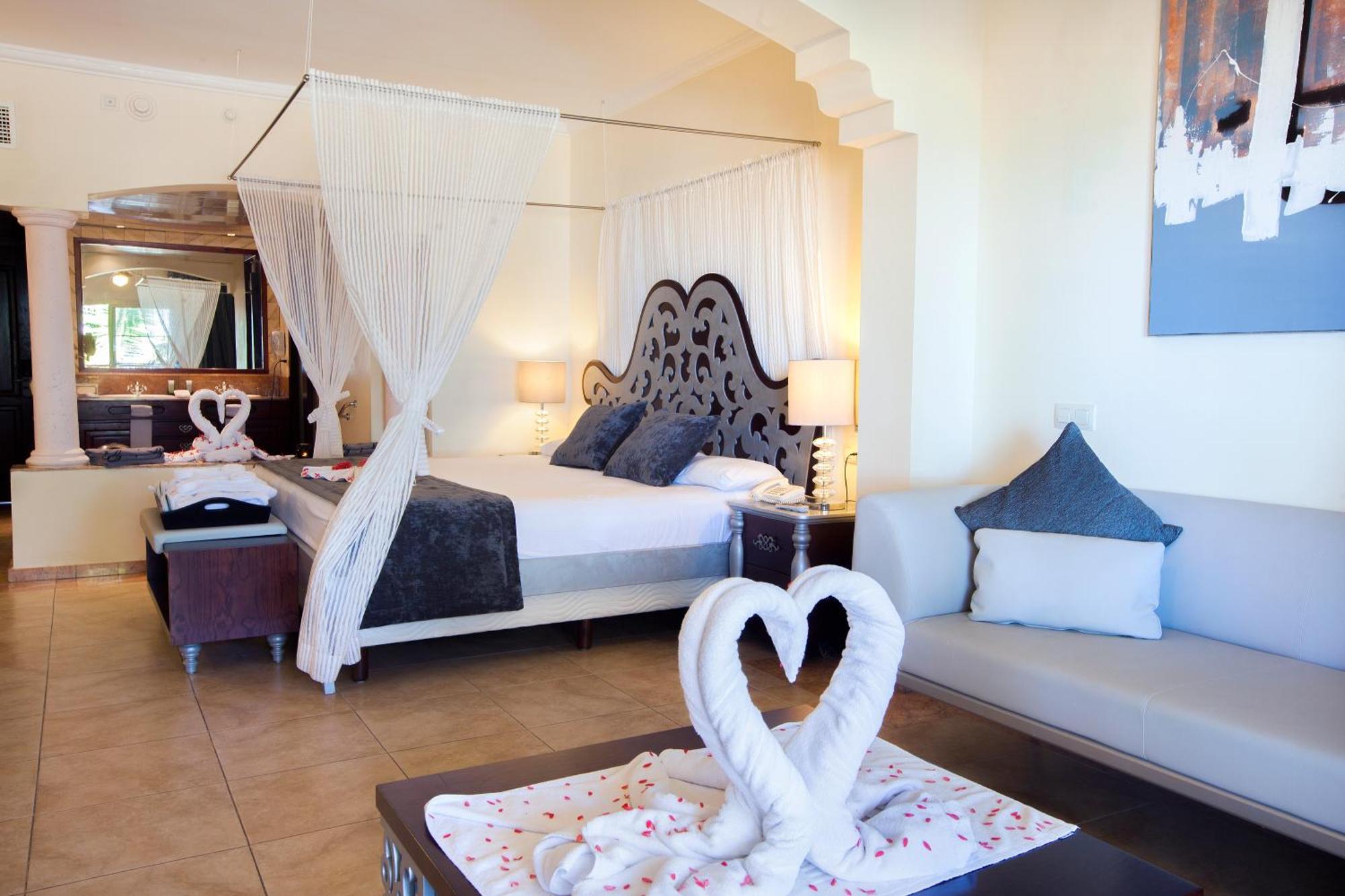 Majestic Colonial Punta Cana (Adults Only) Phòng bức ảnh A bedroom at the hotel