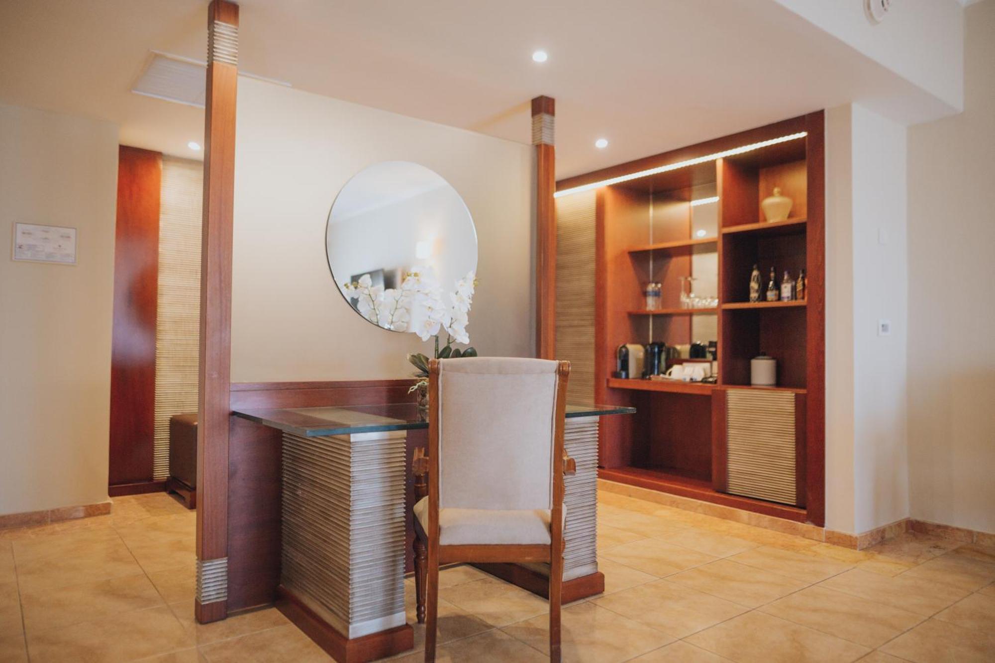 Majestic Colonial Punta Cana (Adults Only) Ngoại thất bức ảnh A room at the hotel
