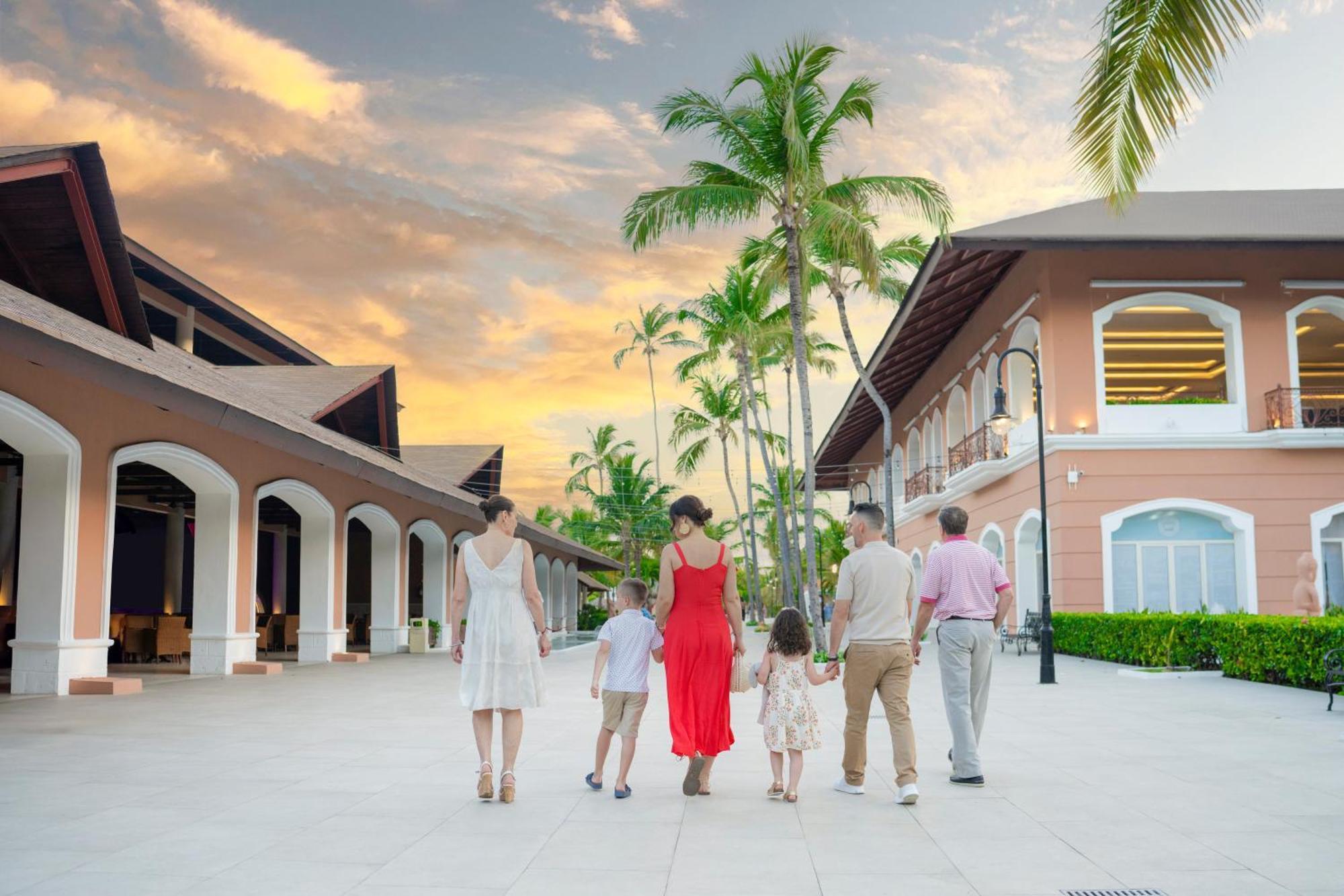 Majestic Colonial Punta Cana (Adults Only) Ngoại thất bức ảnh The Village at Atlantis Paradise Island