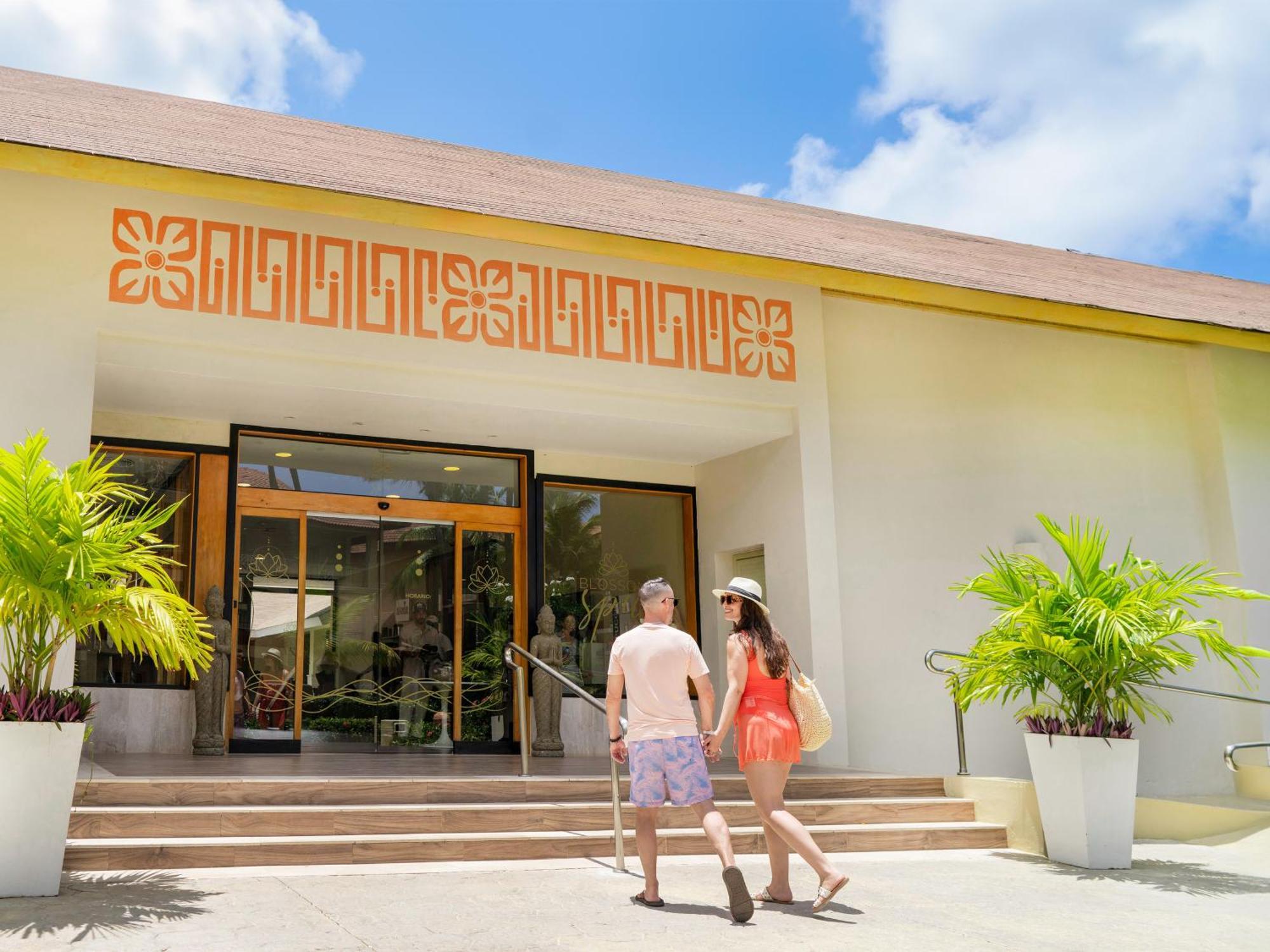 Majestic Colonial Punta Cana (Adults Only) Ngoại thất bức ảnh Entrance to the hotel